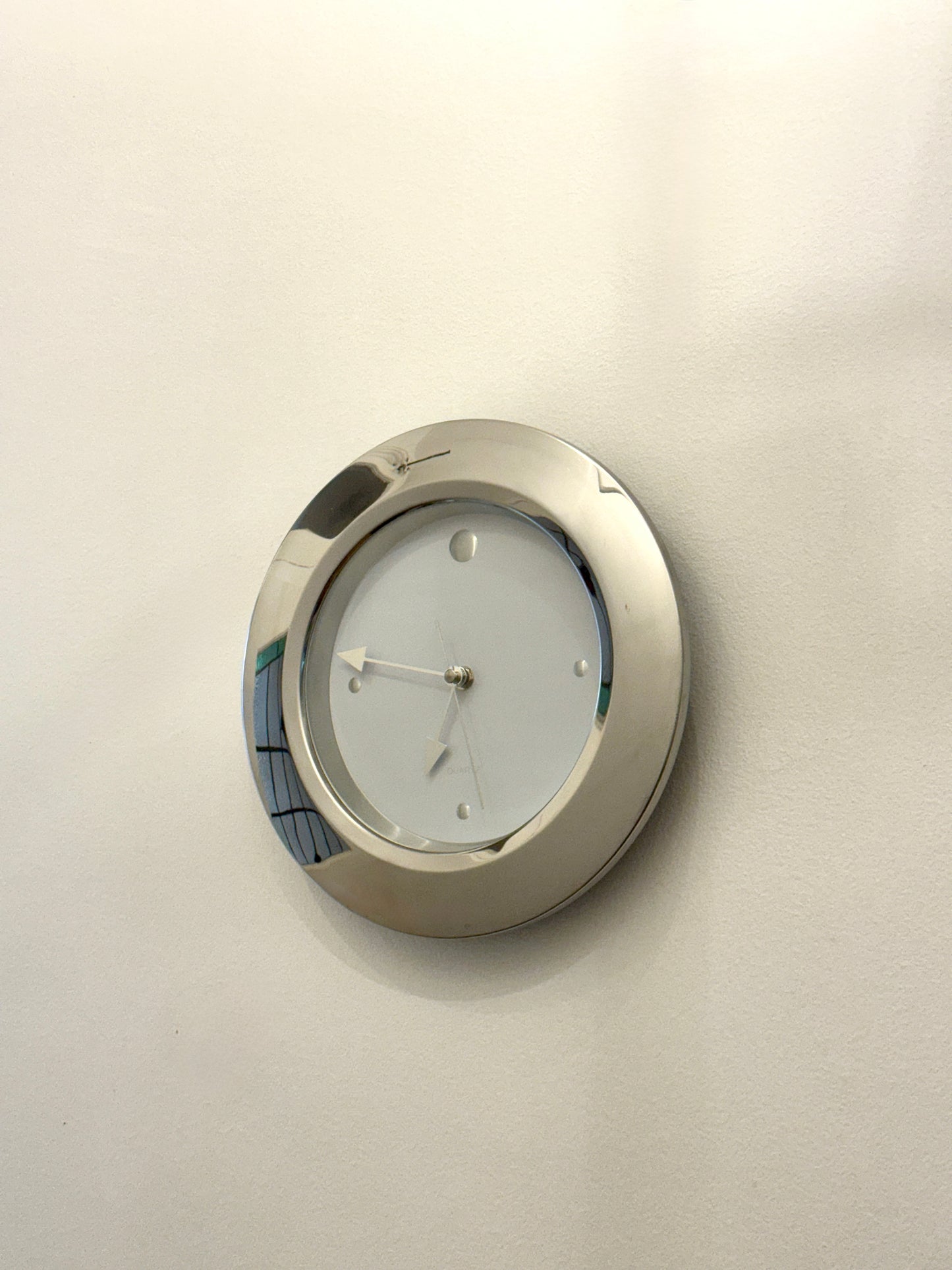 Vintage Chrome Wall Clock – Y2K Minimalist Style
