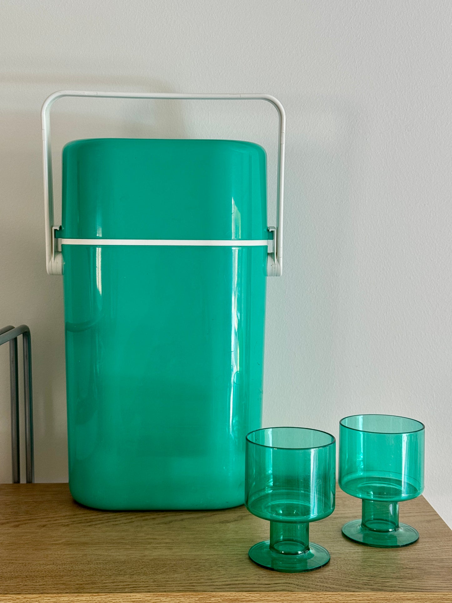 Decor BYO Wine Cooler + plastic wine tumblers