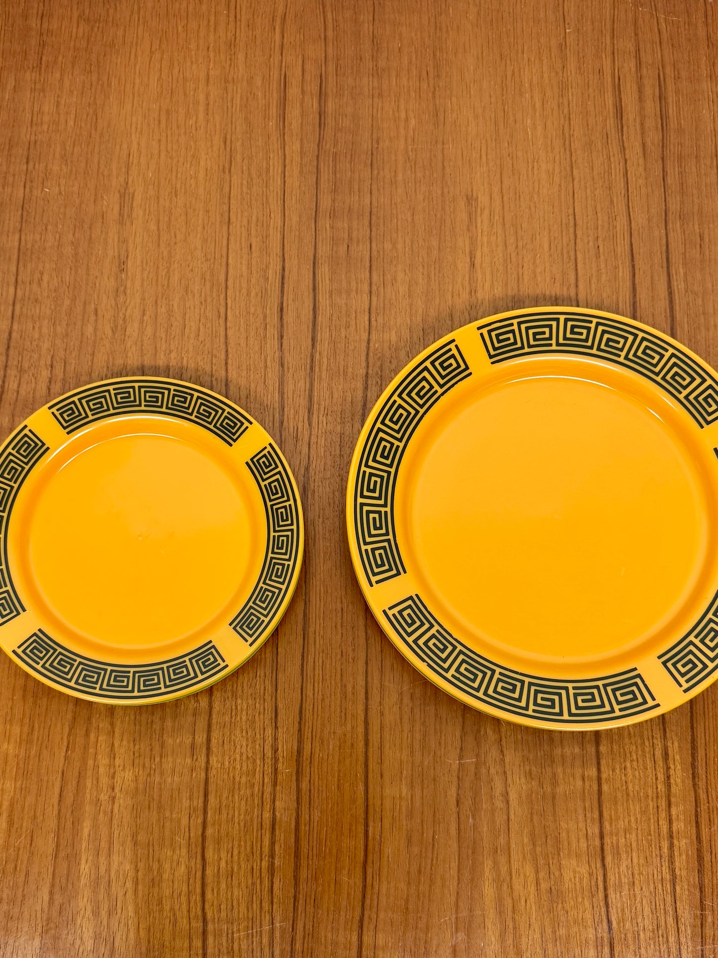 Vintage British Plastics Plate Set – 8pc Greek Key Design | Mustard & Green