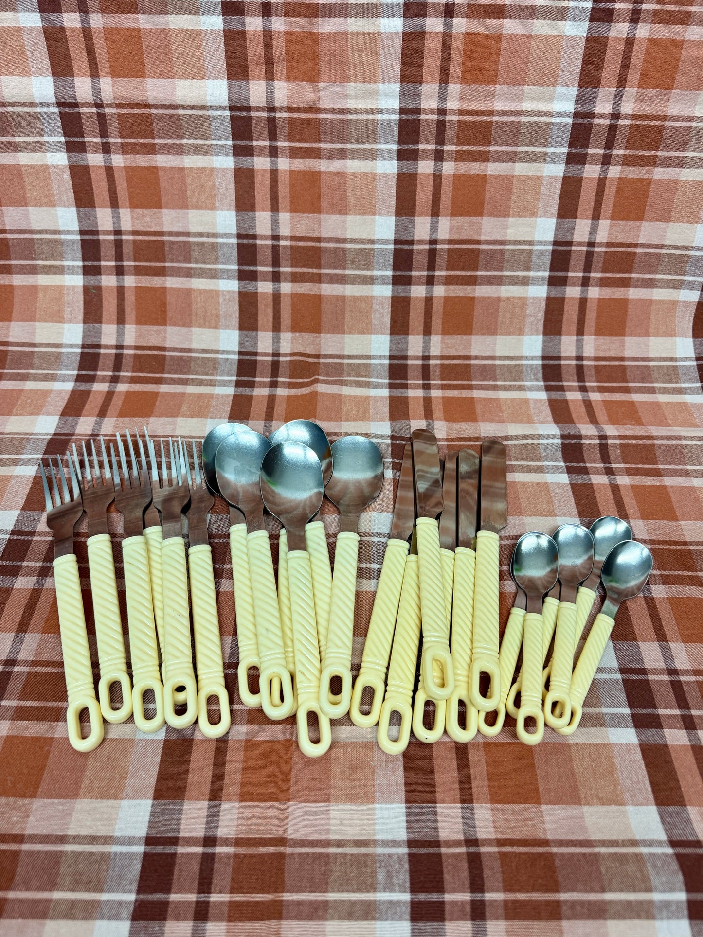 Vintage Cream Twist Handle Cutlery 24 Piece Set