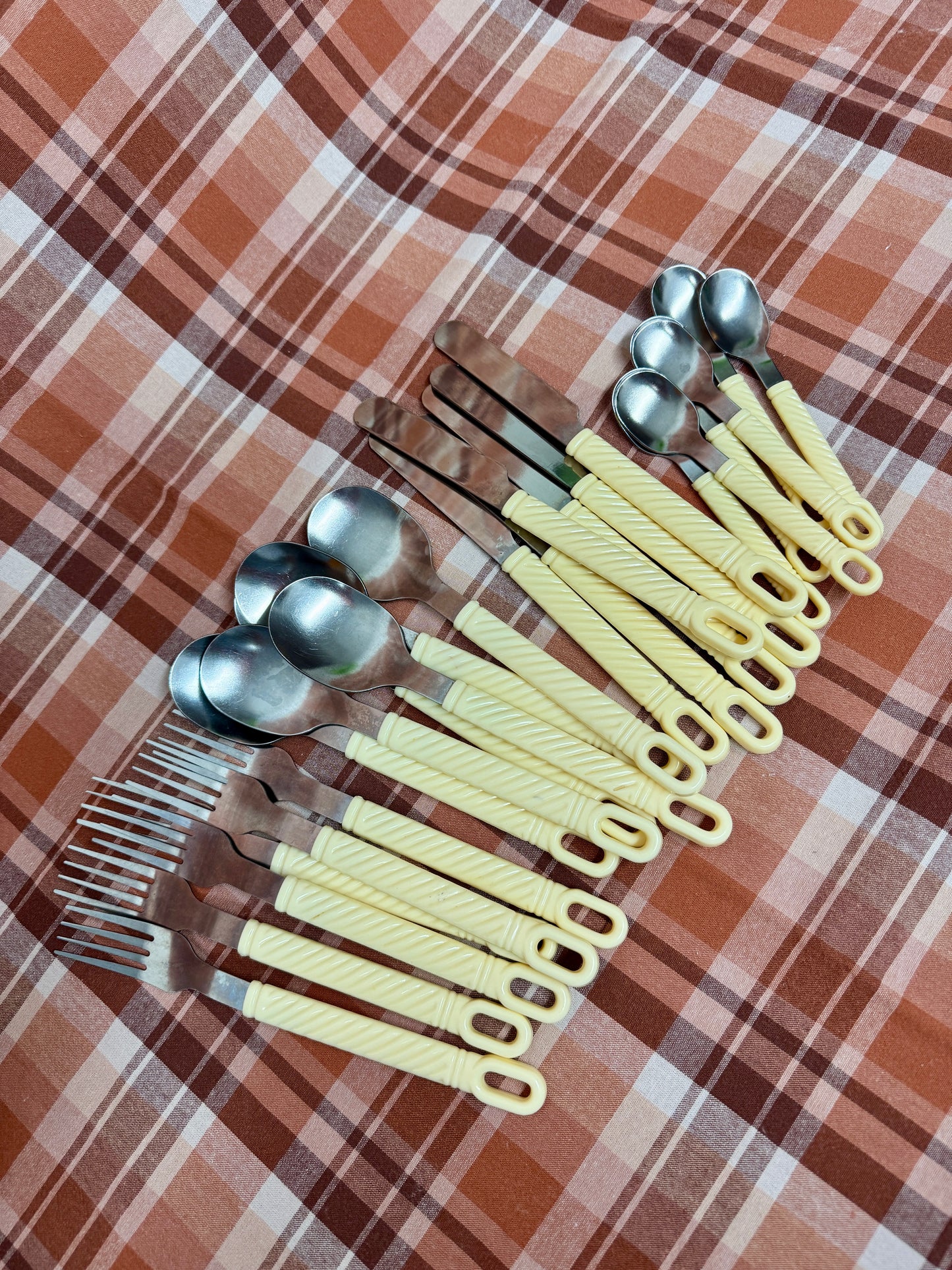 Vintage Cream Twist Handle Cutlery 24 Piece Set
