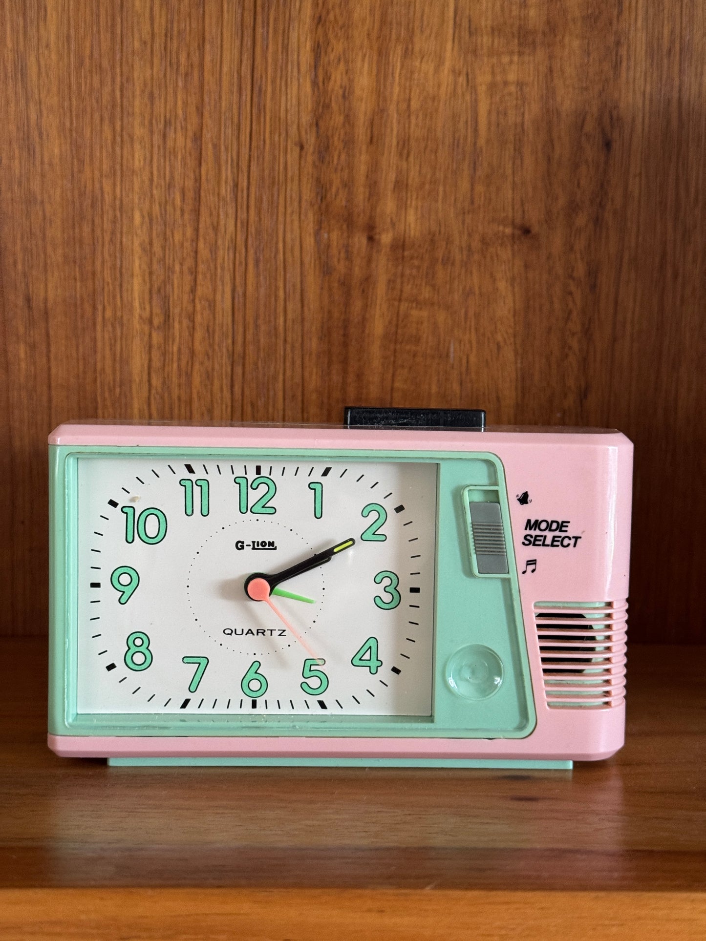 Vintage G-LION Quartz Alarm Clock – Pink & Mint Green Retro Desk Clock – 80s/90s Kitsch Decor