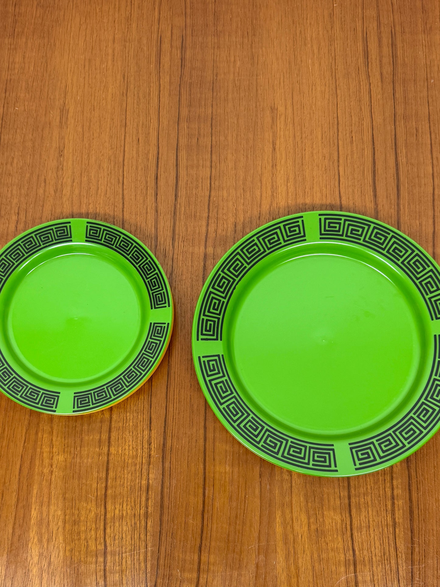 Vintage British Plastics Plate Set – 8pc Greek Key Design | Mustard & Green